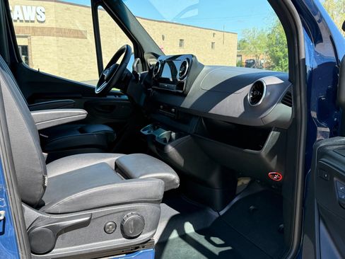 Used 2022 Mercedes-Benz Sprinter 2500 image 14