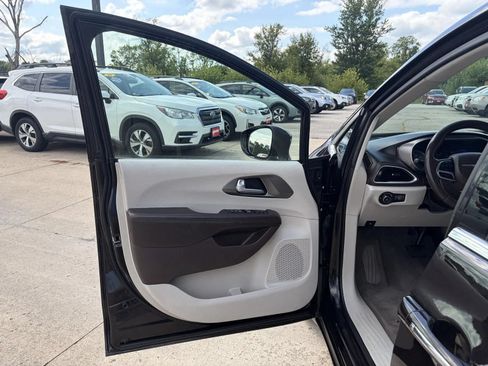 Used 2018 Chrysler Pacifica Touring-L FWD image 10