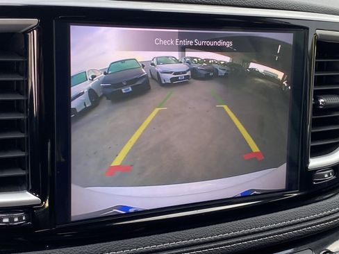 Used 2024 Chrysler Pacifica Select image 21