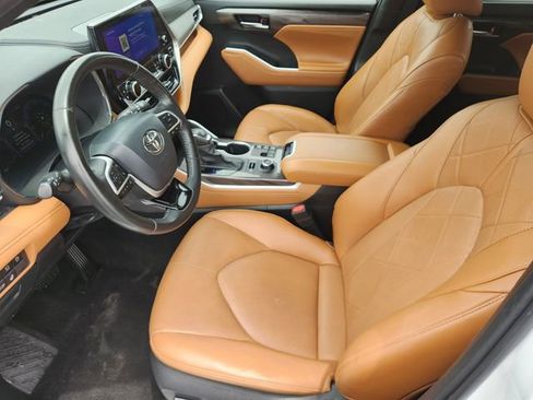 Certified 2024 Toyota Highlander Platinum AWD/4WD image 8