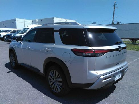 Used 2025 Nissan Pathfinder SL w/ SL Premium Package FWD image 2