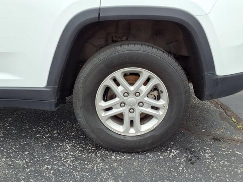 Used 2024 Jeep Grand Cherokee Laredo AWD/4WD image 23
