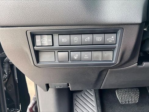 Used 2025 Toyota Tundra Limited AWD/4WD image 33