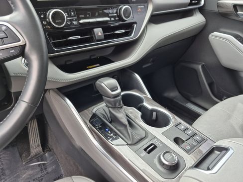 Used 2023 Toyota Highlander Limited image 12