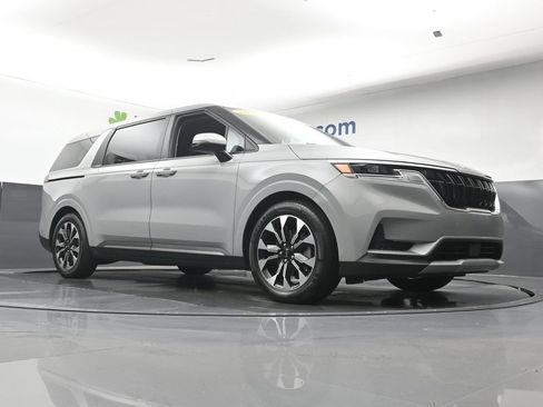 Used 2024 Kia Carnival EX FWD image 26
