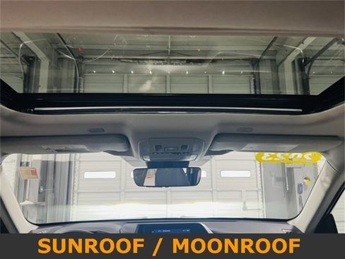 Used 2023 Toyota Highlander XLE image 8