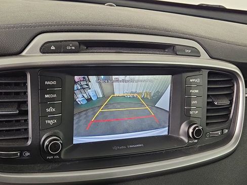 Used 2017 Kia Sorento LX w/ LX Convenience Package image 19