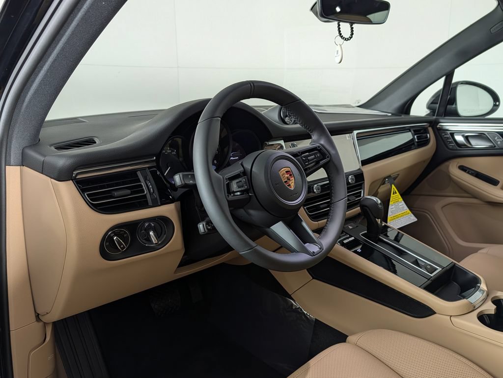 Certified 2026 Porsche Macan AWD/4WD image 4