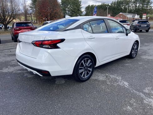 Used 2022 Nissan Versa SV image 5