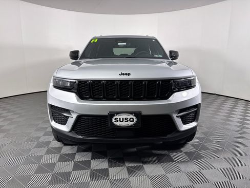 Used 2024 Jeep Grand Cherokee Altitude AWD/4WD image 2