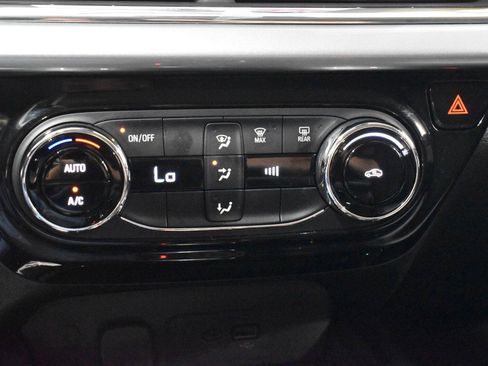 Used 2025 Chevrolet Trax LT FWD image 17