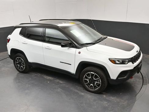 Used 2025 Jeep Compass Trailhawk AWD/4WD image 17