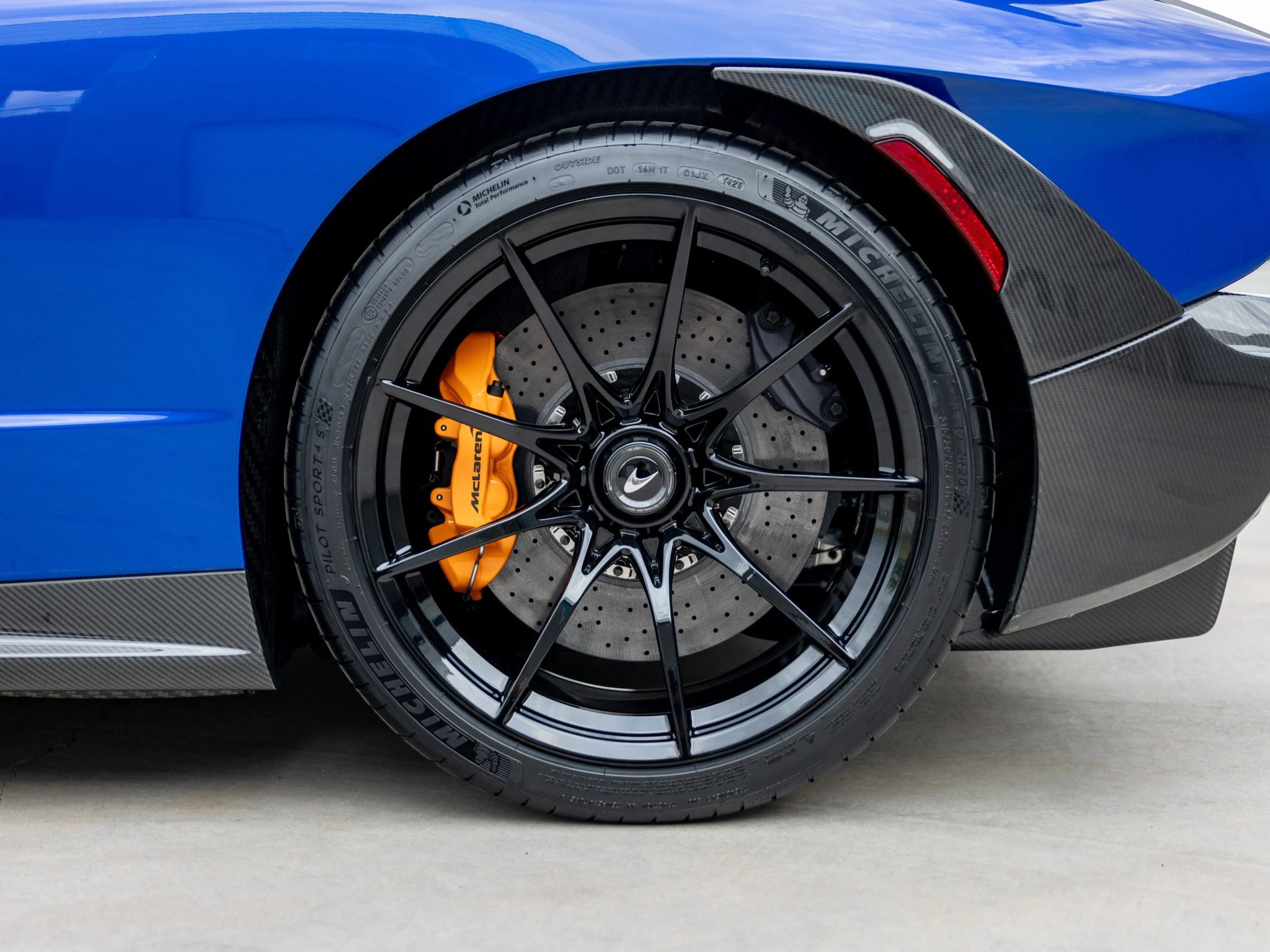 Used 2019 McLaren Senna RWD image 30