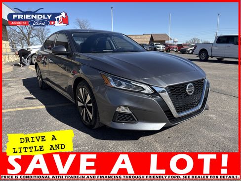 Used 2022 Nissan Altima 2.5 SV w/ SV Premium Package image 3