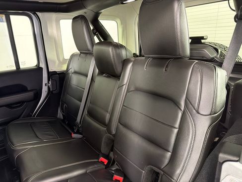 Used 2018 Jeep Wrangler Unlimited Sahara w/ Cold Weather Group AWD/4WD image 18