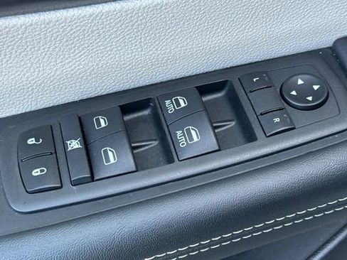 Used 2024 Chrysler Pacifica Touring-L image 12