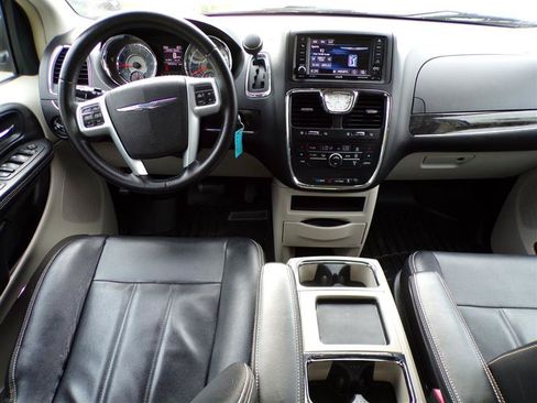 Used 2014 Chrysler Town & Country Touring FWD image 29