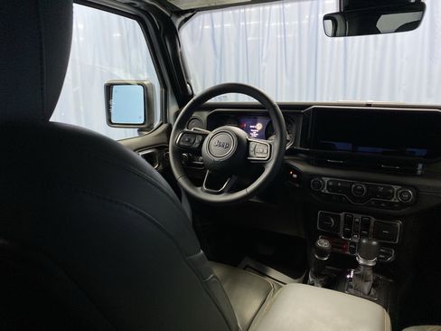 Certified 2025 Jeep Gladiator Mojave image 40