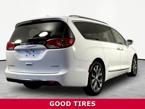 Used 2018 Chrysler Pacifica Limited w/ Tire & Wheel Group FWD image 6
