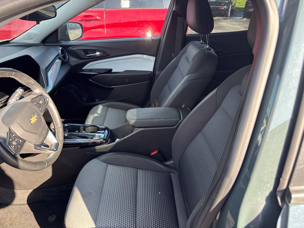 Used 2025 Chevrolet Trax LT w/ LT Convenience Package FWD image 8