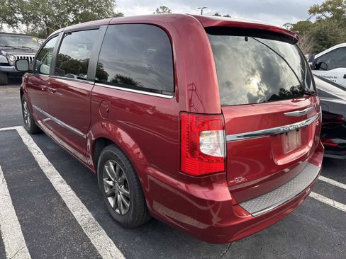 Used 2016 Chrysler Town & Country S image 3