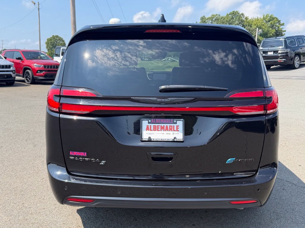 Used 2024 Chrysler Pacifica Limited FWD image 4