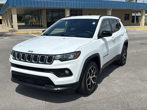 Used 2024 Jeep Compass Latitude AWD/4WD image 2
