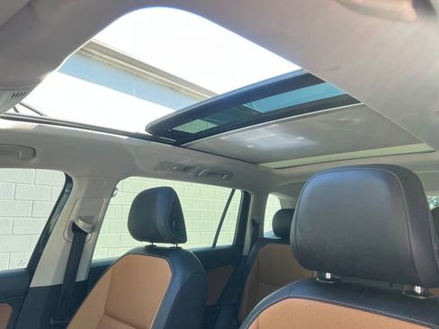 Used 2019 Volkswagen Tiguan SE w/ Panoramic Sunroof Package AWD/4WD image 16