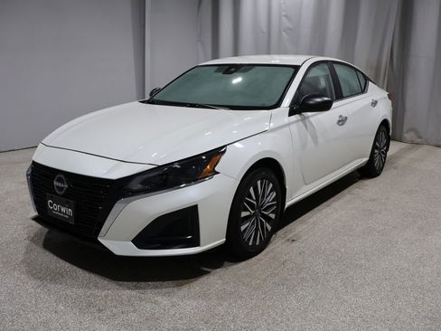 Used 2024 Nissan Altima 2.5 SV image 5