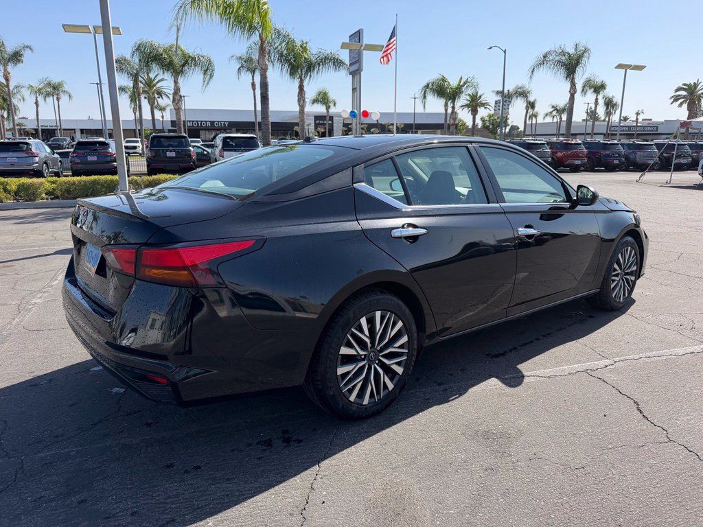 Used 2025 Nissan Altima 2.5 SV FWD image 4