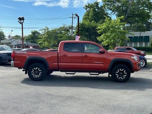 Used 2018 Toyota Tacoma TRD Off-Road AWD/4WD image 4
