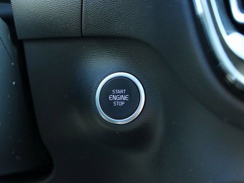 Used 2025 Volvo XC40 B5 Plus image 29