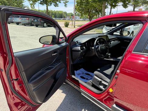 Used 2018 Toyota C-HR XLE FWD image 9