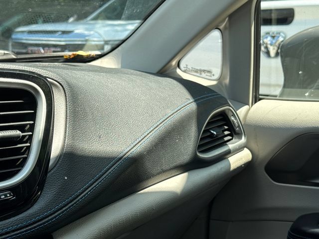Used 2021 Chrysler Pacifica Touring-L FWD image 28