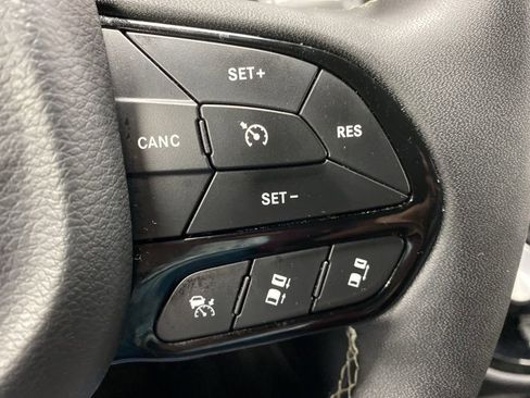 Used 2025 Chrysler Pacifica Limited FWD image 22