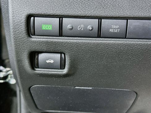 Used 2025 Nissan Sentra SV FWD image 17