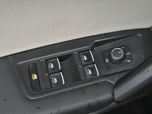 Used 2019 Volkswagen Tiguan S image 14