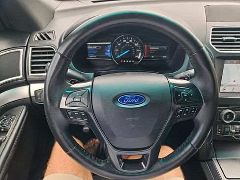 Used 2017 Ford Explorer XLT w/ Equipment Group 201A FWD image 11