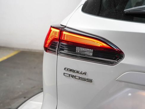 Used 2025 Toyota Corolla Cross XLE w/ Convenience Package FWD image 11