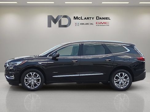 Used 2018 Buick Enclave Avenir w/ Avenir Technology Package FWD image 2