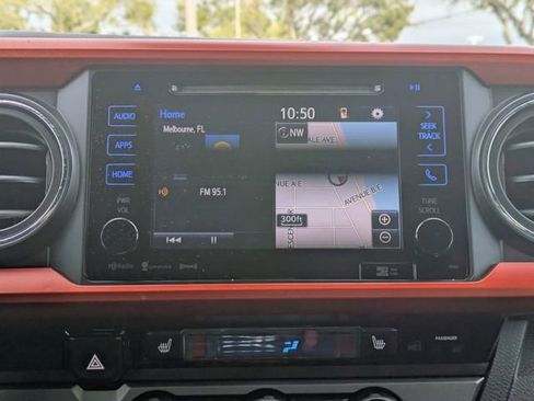 Used 2017 Toyota Tacoma TRD Off-Road w/ Premium & Technology Package image 18