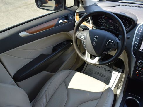 Used 2019 Lincoln MKC Select w/ Select Plus Package FWD image 11