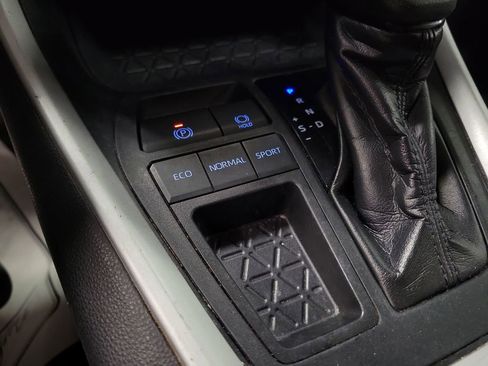 Used 2020 Toyota RAV4 XLE image 15