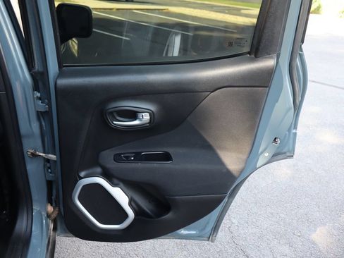 Used 2018 Jeep Renegade Latitude FWD image 25