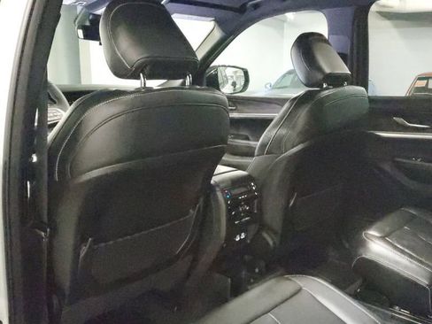 Used 2025 Jeep Grand Cherokee L Limited image 17