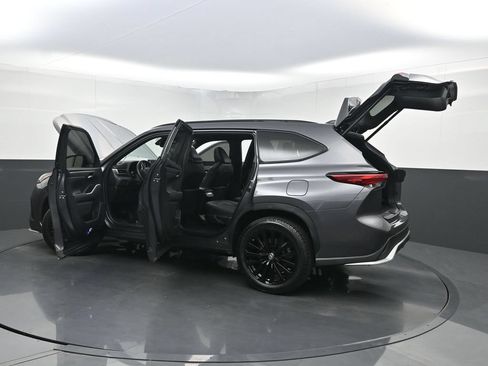 Used 2023 Toyota Highlander XSE FWD image 39