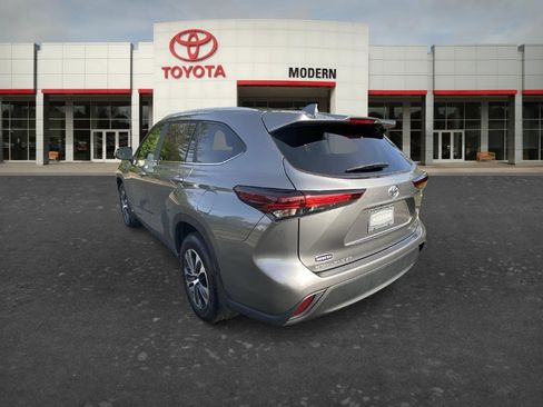 Certified 2025 Toyota Highlander XLE image 6