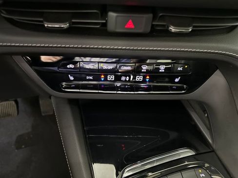 Used 2022 Buick Envision Essence w/ Safety Package image 23