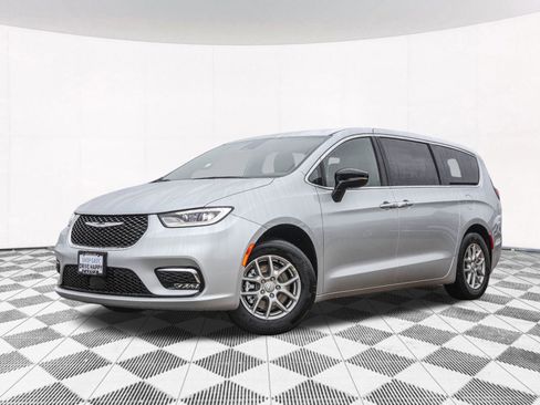 New 2026 Chrysler Pacifica Select image 2