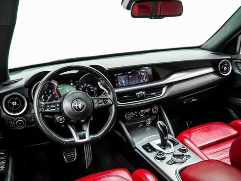 Used 2023 Alfa Romeo Stelvio Veloce image 5